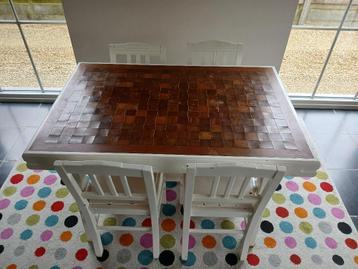 Witte vintage tafel met inlegpatroonblad incl 4 stoelen beschikbaar voor biedingen