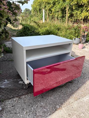 Ladenkastje op wieltjes beschikbaar voor biedingen