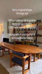 Vingage tafel ‘Ate Van Apeldoorn’ met vier stoelen, Ophalen, Gebruikt