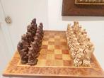 Une belle vieille partie d'échecs. La planche est en bois et, Comme neuf, Enlèvement ou Envoi