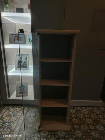 Cd- en of dvdrekje met glazen deur beschikbaar voor biedingen