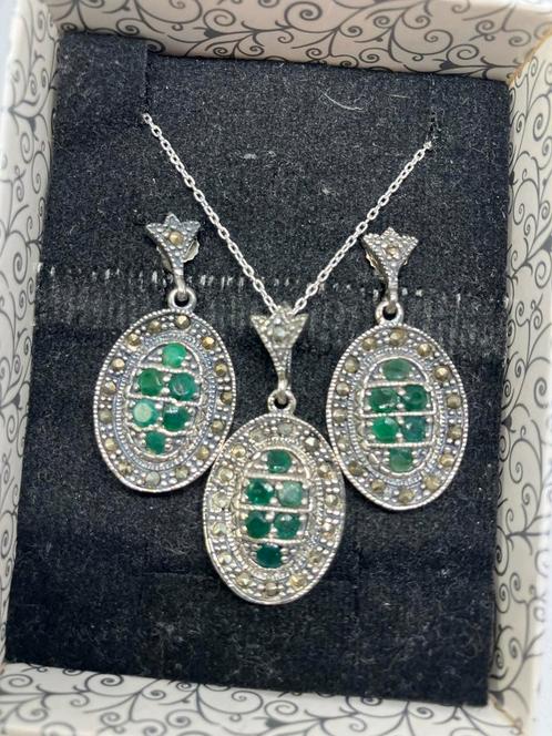 Prachtige zilveren oorbellen en hanger met smaragd, Bijoux, Sacs & Beauté, Boucles d'oreilles, Neuf, Puces ou Clous, Argent, Rouge