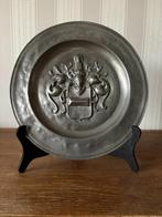 Metalen wandbord met familiewapen in reliëf – heraldiekdecor, Ophalen