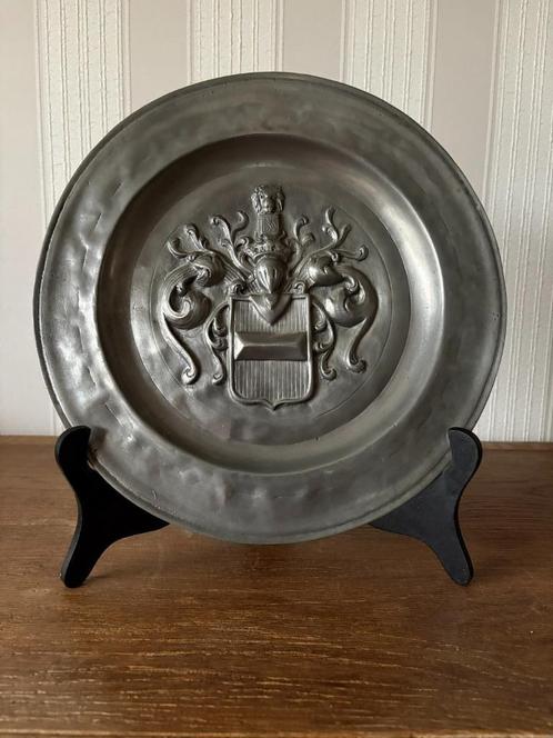 Metalen wandbord met familiewapen in reliëf – heraldiekdecor, Antiek en Kunst, Antiek | Wandborden en Tegels, Ophalen