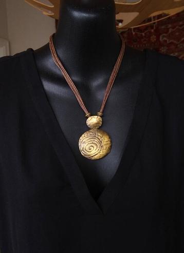 Vintage Design ketting met gehamerde brons-tone hanger beschikbaar voor biedingen