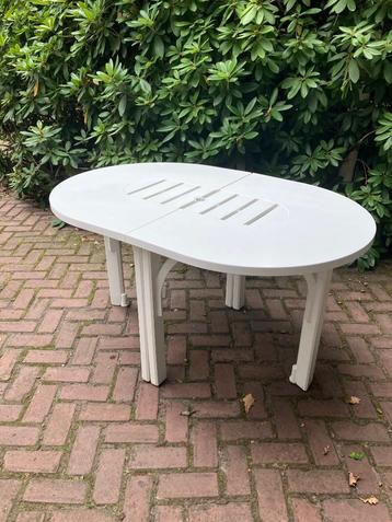 Originele Allibert tuintafel met parasol gat en stelpoten beschikbaar voor biedingen