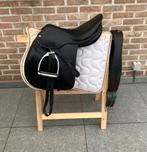 Zwart springzadel met toebehoren 17 inch, Dieren en Toebehoren, Paarden en Pony's | Dekhengsten en Fokmerries