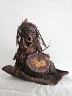 Reliquaire fetiche Kuba du Congo. 26cm/26cm