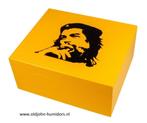 H43 HUMIDOR "CHE GUEVARA" GEEL MAT VOOR CA 50 SIGAREN - MOOI, Verzamelen, Rookartikelen, Aanstekers en Luciferdoosjes, Verzenden