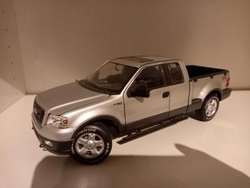 FORD F150 1/18 disponible aux enchères