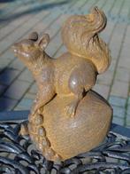 Standbeeld van een eekhoorn op een gietijzeren eikel., Tuin en Terras, Ophalen, Nieuw, Metaal, Dierenbeeld
