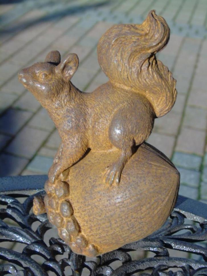 Standbeeld van een eekhoorn op een gietijzeren eikel., Tuin en Terras, Tuinbeelden, Nieuw, Dierenbeeld, Metaal, Ophalen