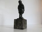 Bronzen beeldje van jongen met jas, Ophalen of Verzenden, Brons