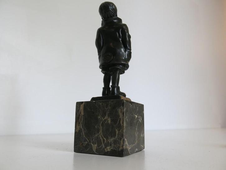 Bronzen beeldje van jongen met jas, Antiek en Kunst, Antiek | Brons en Koper, Brons, Ophalen of Verzenden