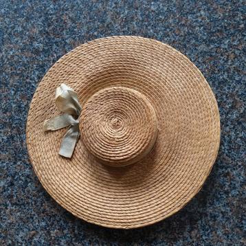 Antiek poppenhoedje. beschikbaar voor biedingen