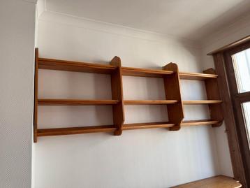 Vintage houten wandkast met planken. beschikbaar voor biedingen