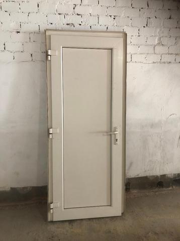 BUITENDEUR 3 J JONG; goede staat 222x 95 cm beschikbaar voor biedingen