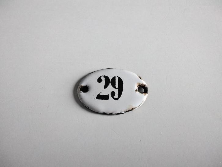 Oude kleine ovale geëmailleerde plaat nummer „29", Antiek en Kunst, Antiek | Email, Ophalen of Verzenden