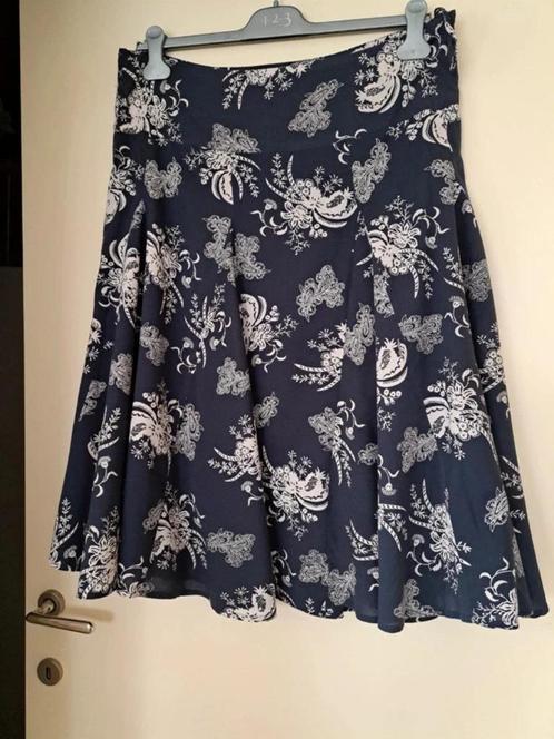 Blauw met wit bedrukte zwierige rok maat 42, Kleding | Dames, Rokken, Zo goed als nieuw, Maat 42/44 (L), Blauw, Onder de knie