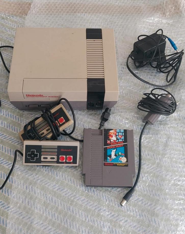 NINTENDO NES 1985 ORIGINEEL, Games en Spelcomputers, Spelcomputers | Nintendo NES, Zo goed als nieuw, Met 2 controllers, Met games