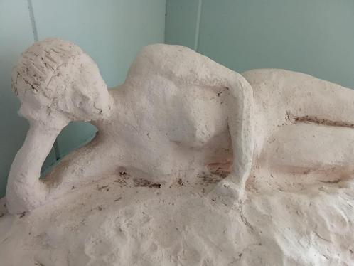 Sculpture liggende vrouw - Gesigneerd, 2,9kg -Terracotta, Antiek en Kunst, Kunst | Beelden en Houtsnijwerken, Ophalen of Verzenden