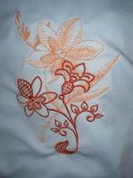 Mooie lap tricot stof met geborduurde orchidee De lap is 1.6, Ophalen of Verzenden, Zo goed als nieuw