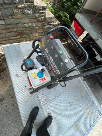 Hogedrukreiniger voor benzinemotoren.  beschikbaar voor biedingen