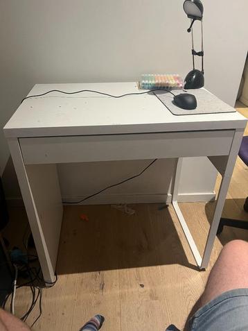 Bureau (IKEA MICKE). (2 pièces disponibles - prix pour 1) beschikbaar voor biedingen