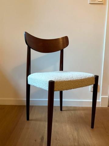 Set van 4 houten stoelen en witte lussen beschikbaar voor biedingen