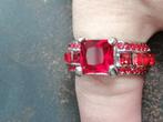 Strasse en rode stenen damesring, Handtassen en Accessoires, Ringen, Nieuw, Ophalen of Verzenden, Dame, Rood