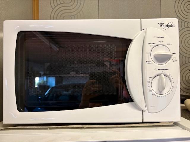 Microgolf Whirlpool M561 oven, Elektronische apparatuur, Microgolfovens, Zo goed als nieuw, Vrijstaand, Microgolfoven, 45 tot 60 cm