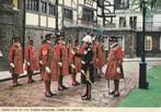 INSPECTIE  YEOMEN  WARDERS  TOWER  LONDEN, Collections, Cartes postales | Thème, Affranchie, Envoi, Costume traditionnel, 1960 à 1980