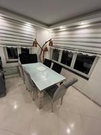 Een tafel met veel stoelen, Provincie Limburg