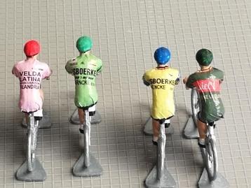 Specials miniatuur"retro"wielrennertjes uit metaal 4 stuks beschikbaar voor biedingen