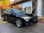 BMW 114i van 2013, Auto's, BMW, 75 kW, Zwart, Zwart, 5 deurs