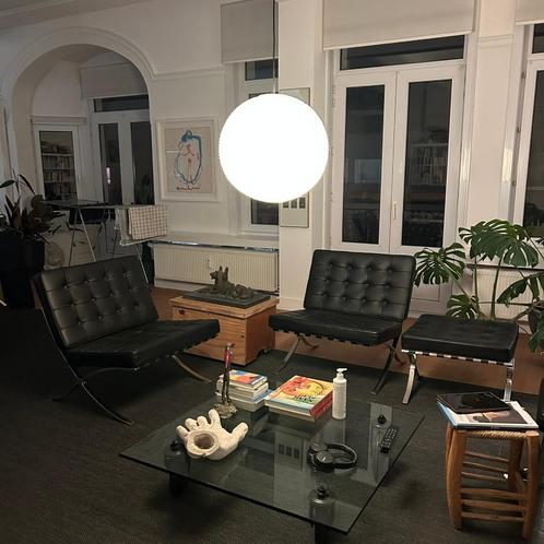 2 Premium Barcelona chairs en 1 Ottoman poef REPLICA, Huis en Inrichting, Zetels | Zetels en Chaises Longues, Zo goed als nieuw
