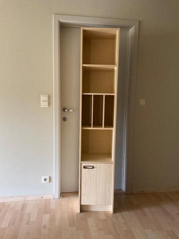 Boekenkast beschikbaar voor biedingen