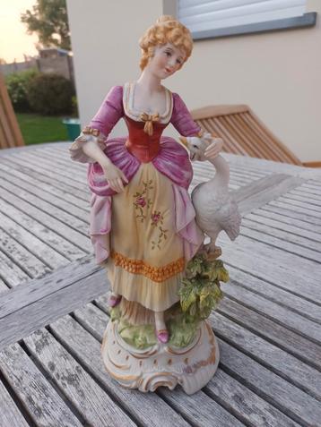 Biscuit  beeld,  28 cm hoog beschikbaar voor biedingen