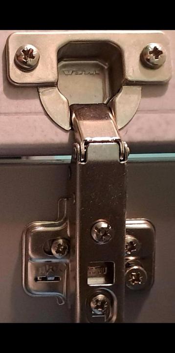 Charnière de porte ikea lot de 2 à saisir ️↙️ beschikbaar voor biedingen