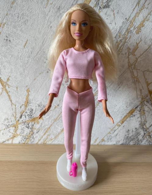 Barbiepop in roze sportoutfit + accessoires, Kinderen en Baby's, Speelgoed | Poppen, Barbie, Ophalen of Verzenden