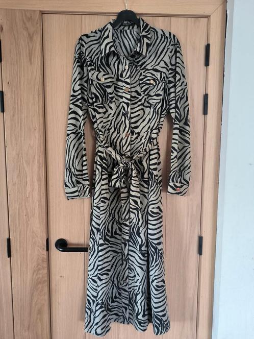Lange jurk met zebra motief. Kleur: kaki/zwart. Mt L, Kleding | Dames, Jurken, Zo goed als nieuw, Maat 42/44 (L), Overige kleuren