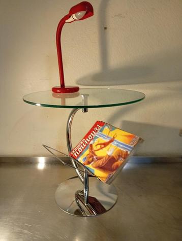 Vintage salontafel met glazen blad van het bedrijf  beschikbaar voor biedingen