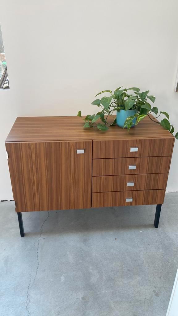 Vintage kast Pierre Guariche, Huis en Inrichting, Kasten | Dressoirs, Zo goed als nieuw, 100 tot 150 cm, 25 tot 50 cm, Met lade(s)