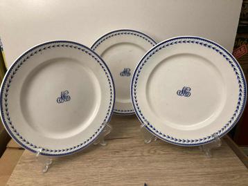 Porselein uit Doornik, 3 borden uit de 19e eeuw met monogram beschikbaar voor biedingen