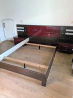 Cadre de lit 140x200 + 2 tables de nuit et commode, Ophalen, Gebruikt, Bruin, 210 cm