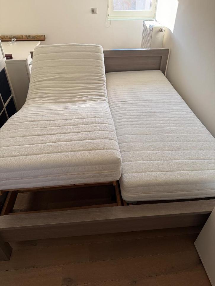 Elekrisch verstelbaar 2 persoonsbed, Huis en Inrichting, Slaapkamer | Bedden, Gebruikt, Tweepersoons, 180 cm, 200 cm, Hout, Grijs
