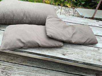 3 taupekleurige kussens beschikbaar voor biedingen
