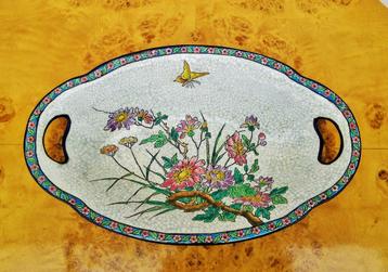 Longwy schaal - reliëfdecoratie van vlinder en struiken