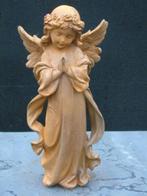 beeld van een roestige gietijzeren engel die bidt + bloemen, Tuin en Terras, Tuinbeelden, Nieuw, Engelenbeeld, Ophalen of Verzenden