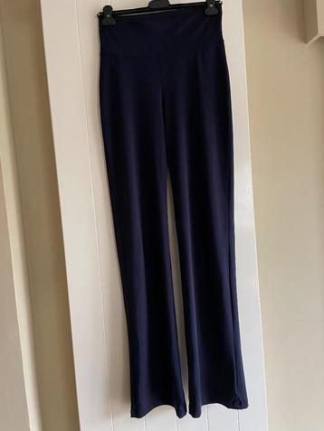 Mooie sportieve zwangerschapsbroek beschikbaar voor biedingen